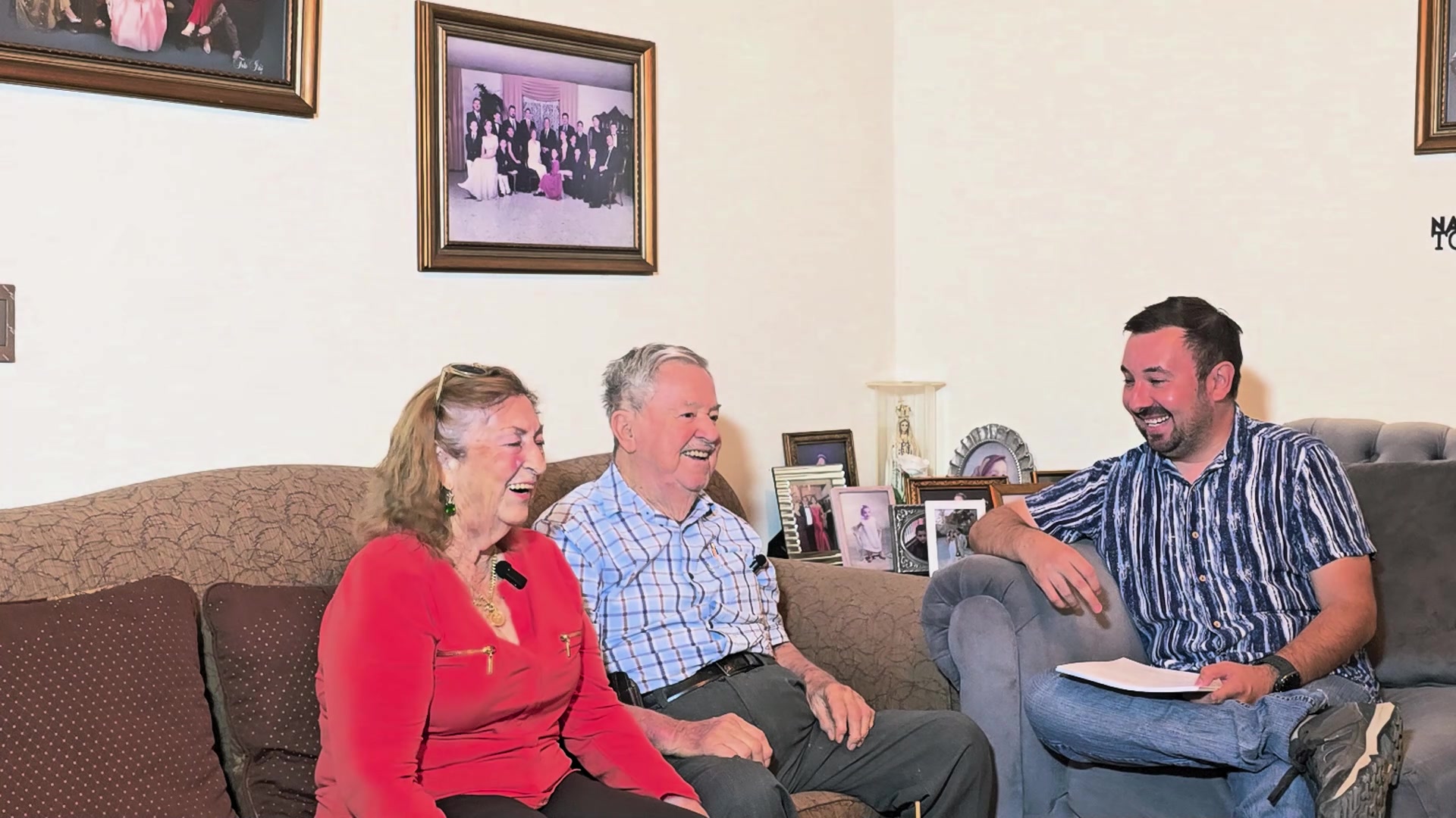 Elma, Alejandro y Adrián riendo juntos durante la entrevista
